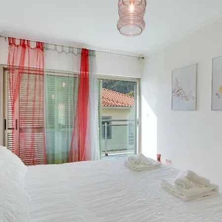 Ferienwohnung Fuer 4 Personen Ca 111 Qm In Machico, Madeira Ostkueste Von Madeira Apartment